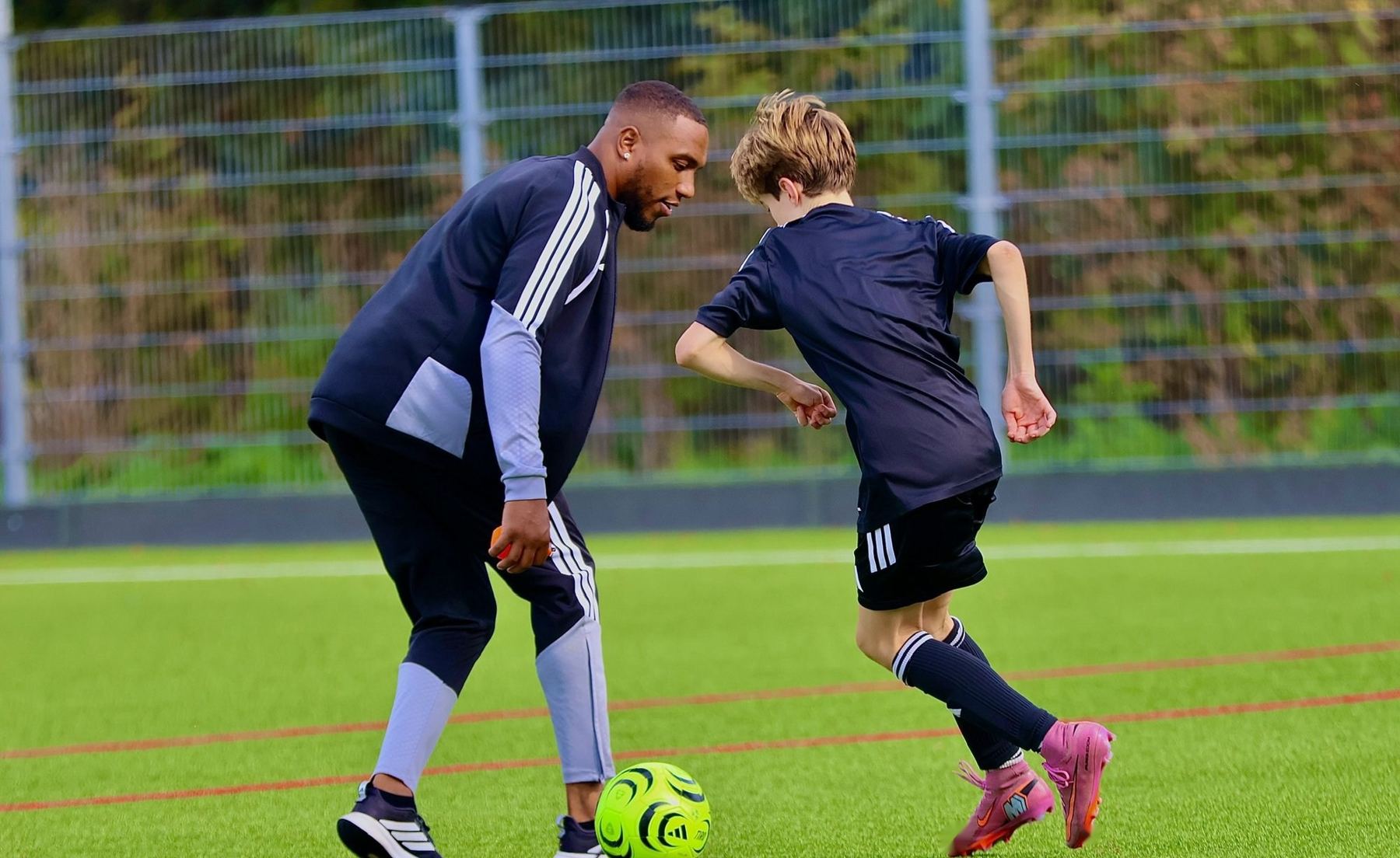 Trainer werkt 1-op-1 met een speler