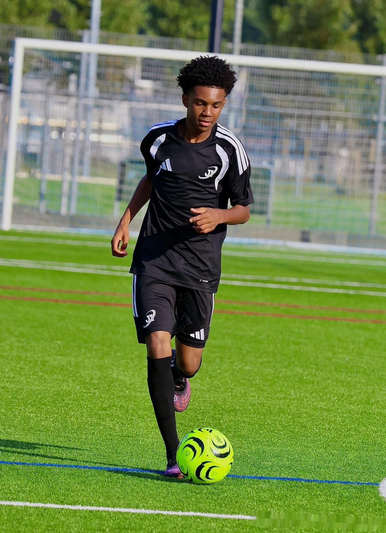 Speler aan de bal tijdens de training