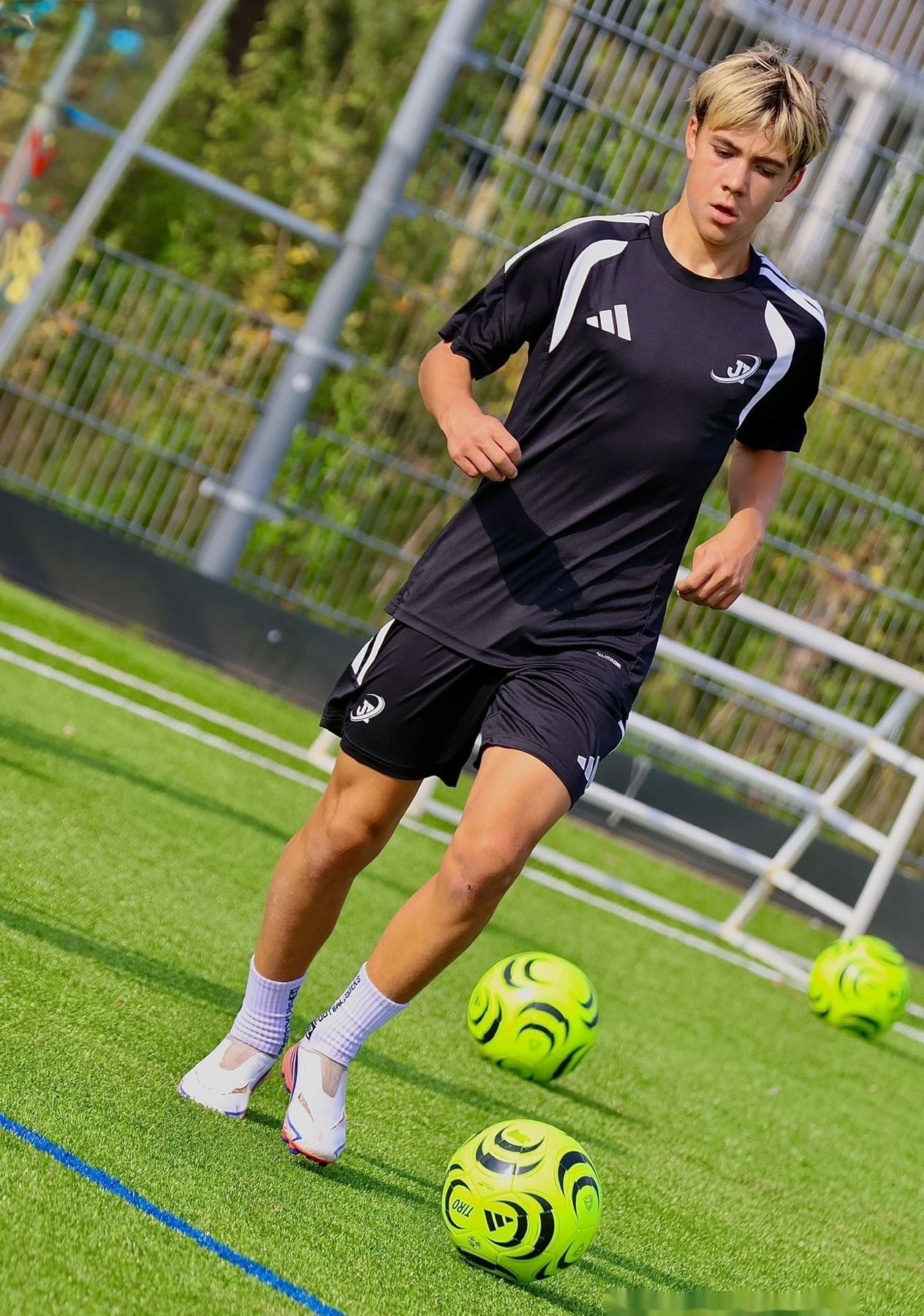 Speler dribbelt tijdens de training
