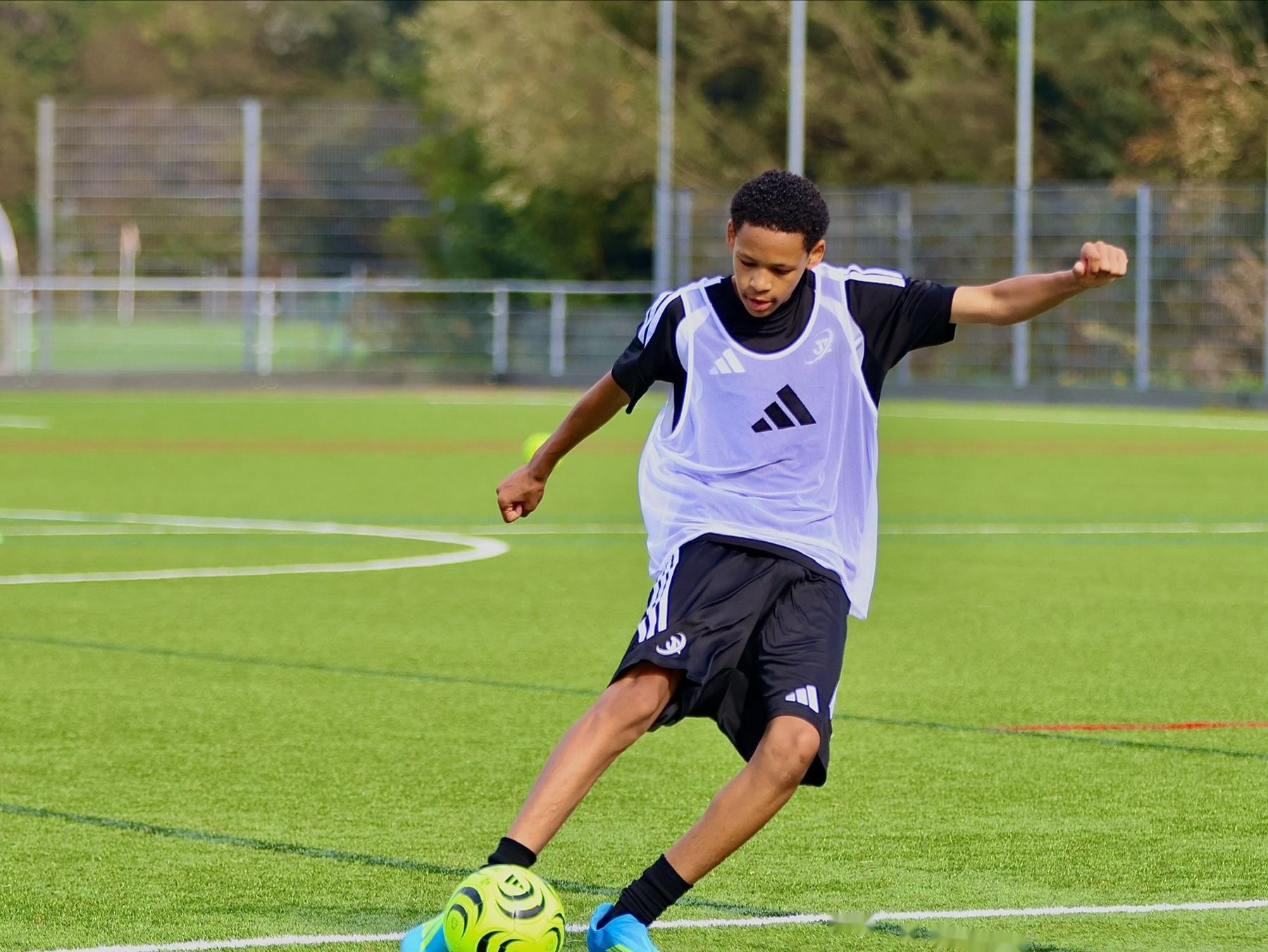 Speler van JI Football haalt uit tijdens de training op Nieuwelantpark
